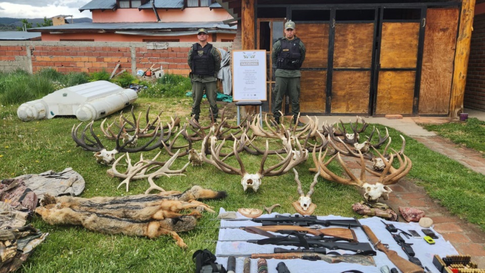 Personal de Gendarmería junto a los elementos secuestrados.