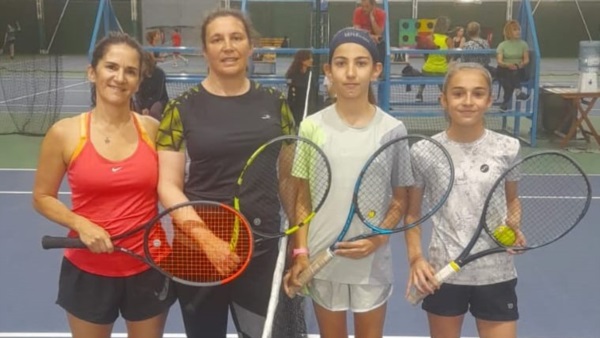 Fernanda Gigena y Rosana Sandler, las campeonas del dobles de 3° Damas, y las otras dos finalistas, Delfina Pavón y Agustina Viglione.