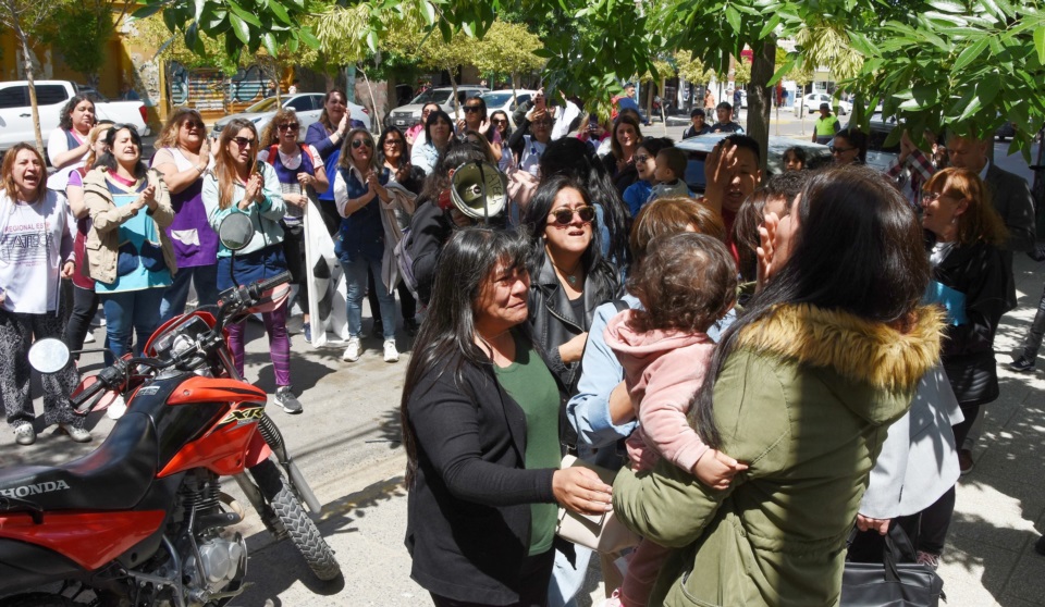 Con su hija en brazos, la docente ahora en libertad llora ante sus allegados y agradece su apoyo. Foto: Norman Evans / Jornada.