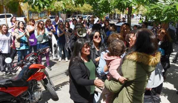 Con su hija en brazos, la docente ahora en libertad llora ante sus allegados y agradece su apoyo. Foto: Norman Evans / Jornada.