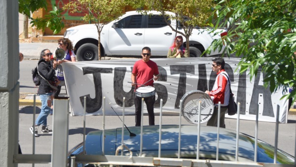 Mientras se lleva a cabo la audiencia, en la calle piden "justicia"