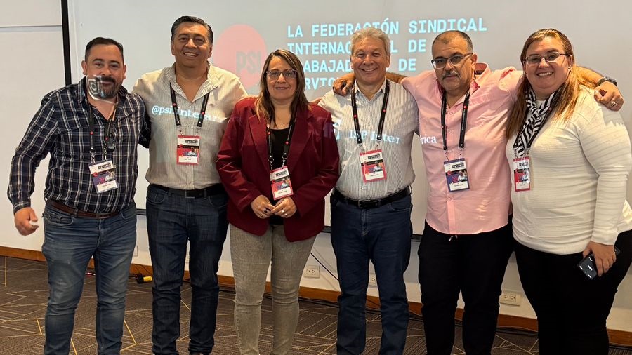 Christian Salazar junto a otros participantes del Congreso en Colombia.