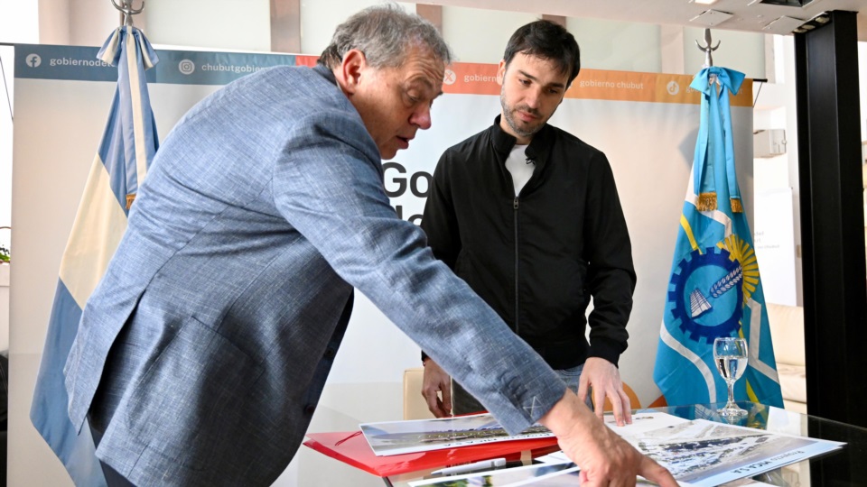 El empresario Carlos Vesprini explicando los alcances del proyecto a Ignacio Torres.