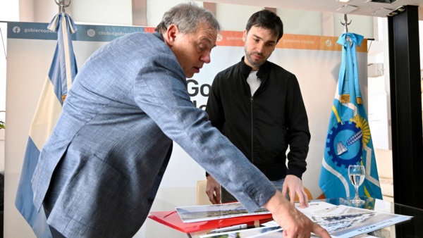 El empresario Carlos Vesprini explicando los alcances del proyecto a Ignacio Torres.