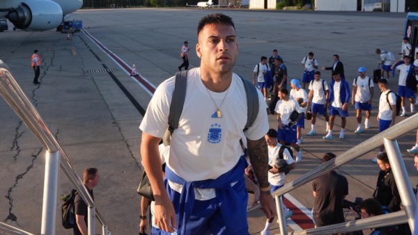 El "Toro" Lautaro Martínez subiendo al avión que trasladó la Selección a Paraguay.
