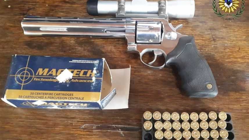 El revolver Tauros calibre 44 y las balas. Todo secuestrado.