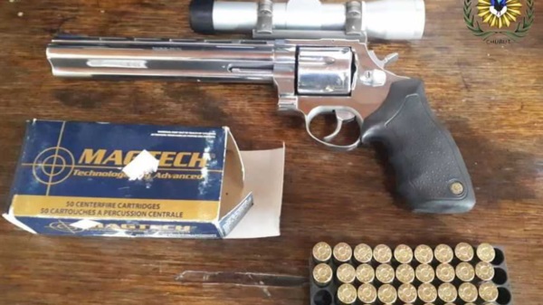 El revolver Tauros calibre 44 y las balas. Todo secuestrado.