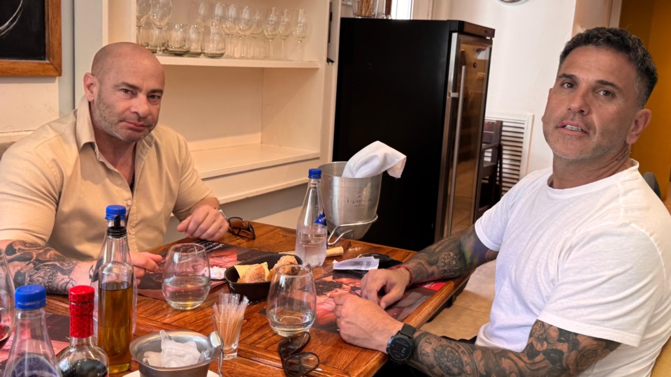 Massoni y Mamet en un restaurante de Trelew.