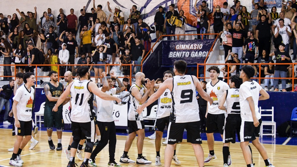 Madryn festeja el triunfo en el clásico. Foto: Mariano Di Giusto/Jornada. 