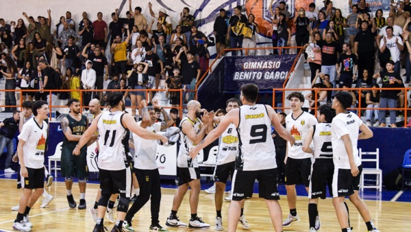 Madryn festeja el triunfo en el clásico. Foto: Mariano Di Giusto/Jornada. 