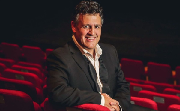 Rhys Meirion, uno de los tenores más destacados de Gales, es reconocido por su potente y expresiva voz.