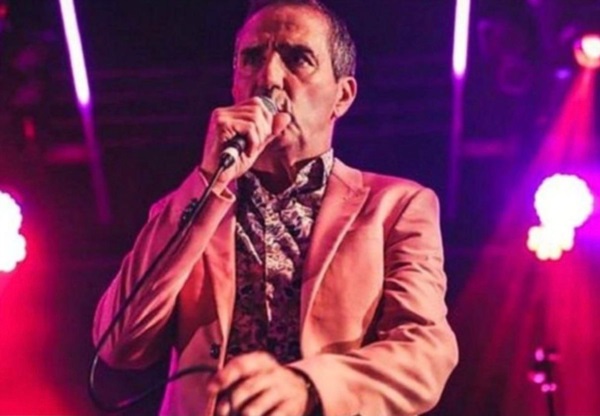 Bryn Fôn es una figura icónica en Gales, tanto en la música como en la televisión.