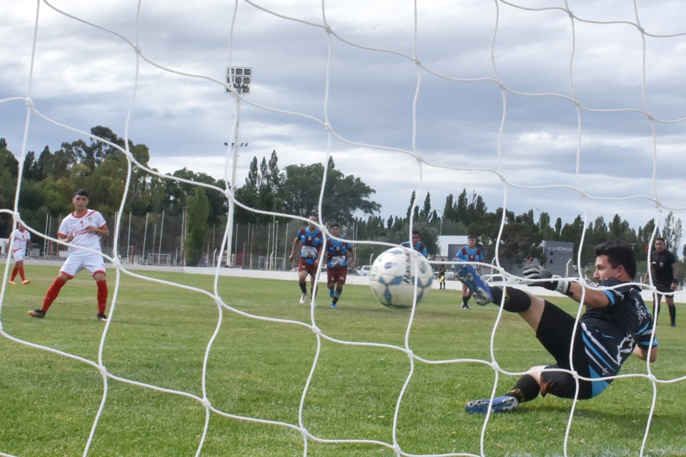 El gol de Huenchual. (Foto: Sergio Esparza/Jornada).