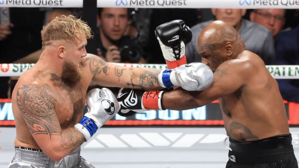 Por decisión unánime, el youtuber de 27 años se impuso ante la leyenda del boxeo, que volvió a ponerse los guantes a sus 58 años.