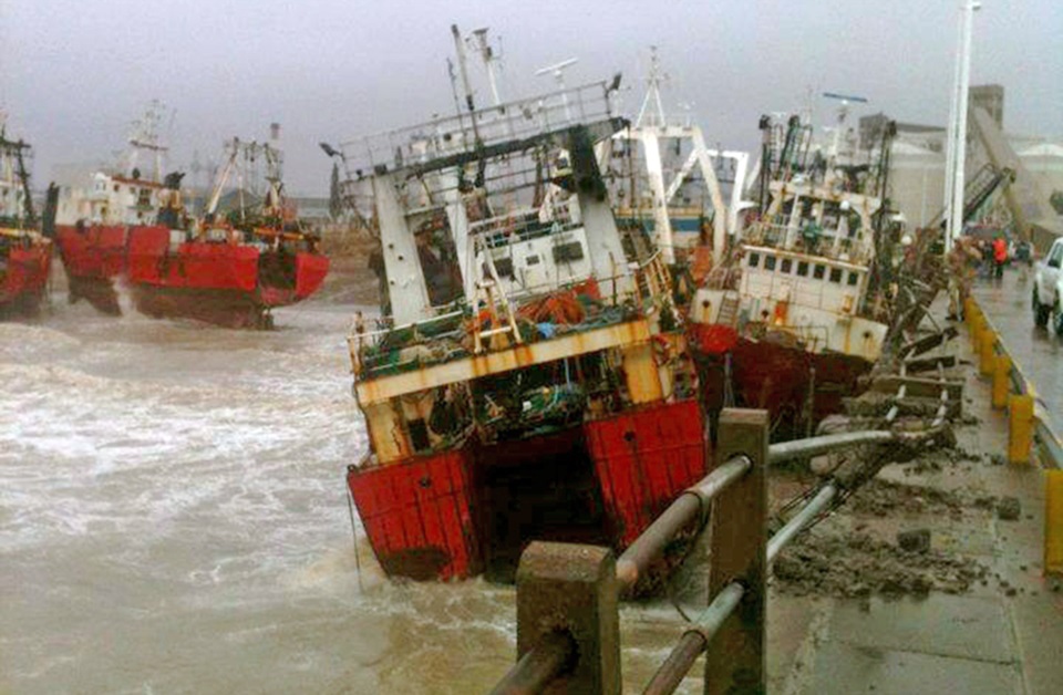 Barcos de Alpesca en medio del temporal de 2014.