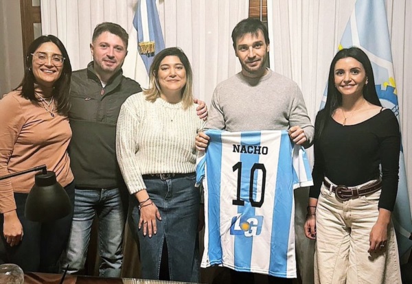 Nacho con la 10 junto a Monguzzi (der.)