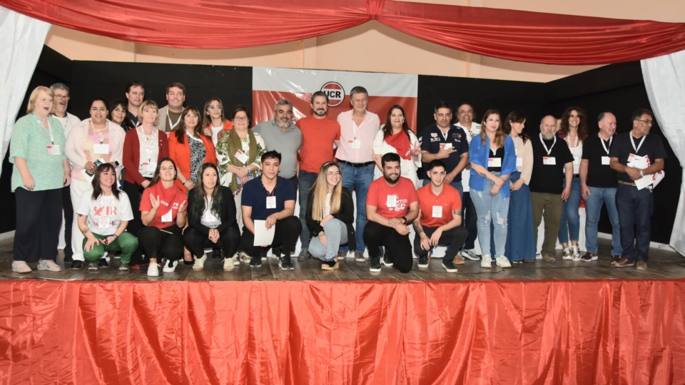 Menna junto a la dirigencia radical en el encuentro de hoy en la Escuela N° 123.