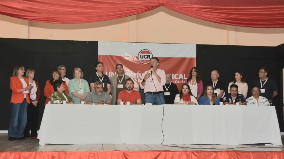 El vicegobernador agradeciendo a su antecesor, a la Juventud, Mujeres y a la senadora Terenzi.