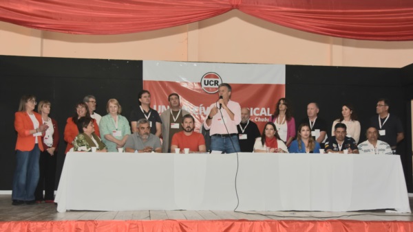 El vicegobernador agradeciendo a su antecesor, a la Juventud, Mujeres y a la senadora Terenzi.