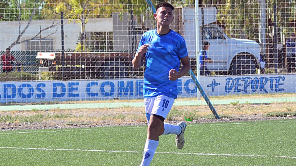 Mateo Colil festeja el gol que le dio el triunfo al CEC.