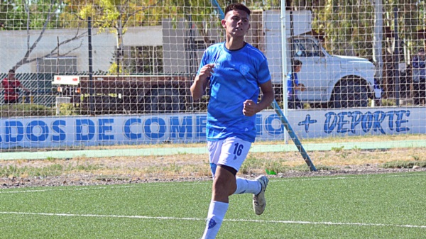 Mateo Colil festeja el gol que le dio el triunfo al CEC.