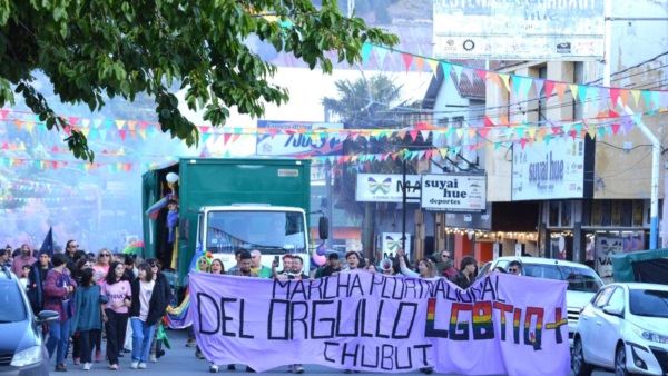La marcha se llevó a cabo por las calles de Esquel.