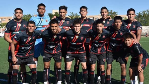 Los once iniciales de Independiente de Trelew. (Foto: Sergio Esparza/Jornada).