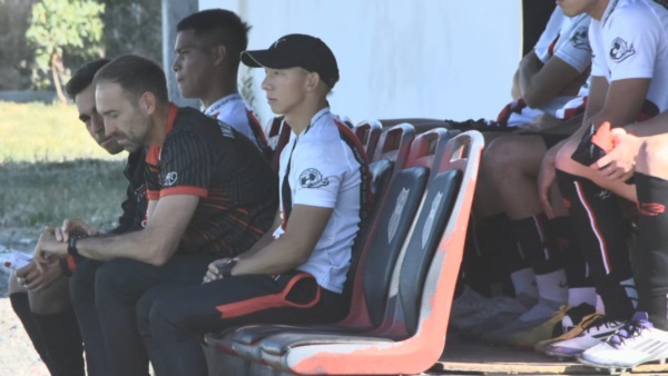 Walter Dencor en el banco de un "Rojinegro" eliminado. (Foto: Sergio Esparza/Jornada).