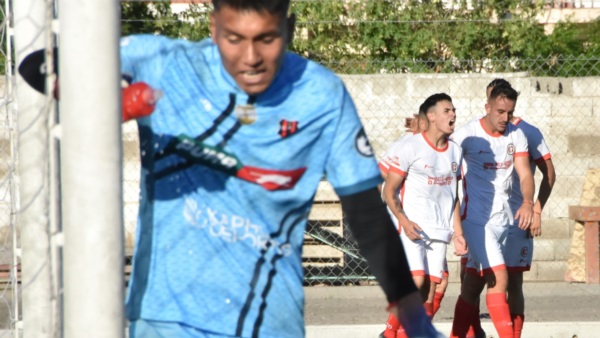 El festejo del Globo por la victoria en el clásico trelewense. (Foto: Sergio Esparza/Jornada).