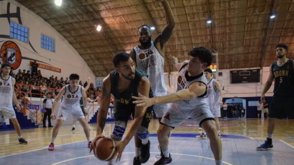 Luciano Pagani salvando la pelota. Foto: Irina Verdié.