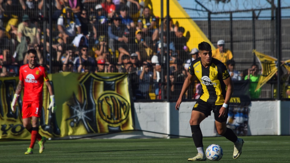Mauro Peinipil en acción durante el partido con Gimnasia de Mendoza. Foto: Irina Verdié.