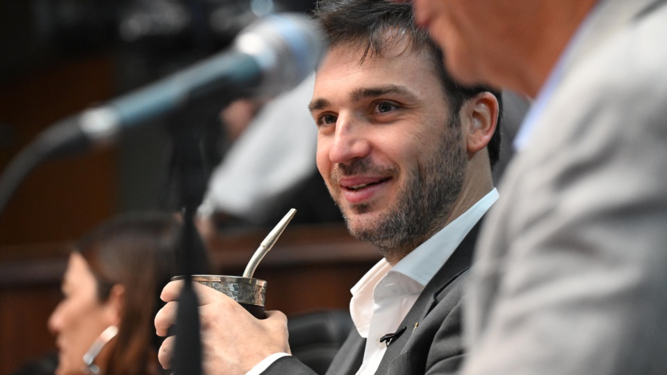 El gobernador se entusiasma con el acuerdo. (Foto: Daniel Feldman / Jornada)
