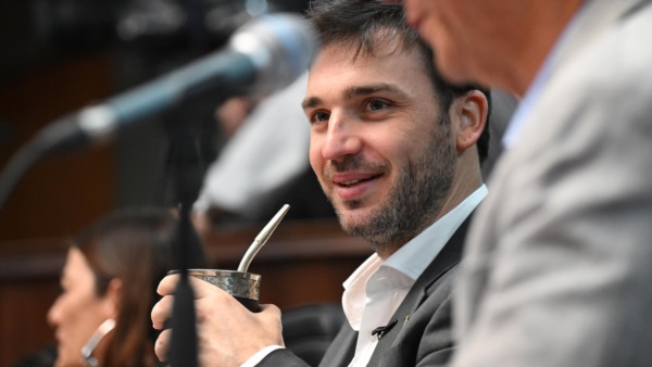 El gobernador se entusiasma con el acuerdo. (Foto: Daniel Feldman / Jornada)
