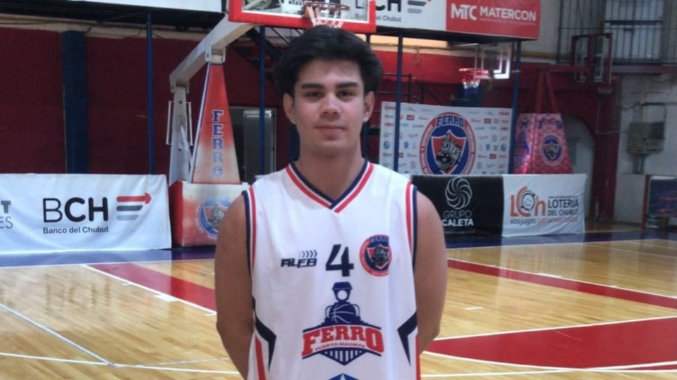 Emanuel Ferreyra posando con la camiseta de Ferro. 