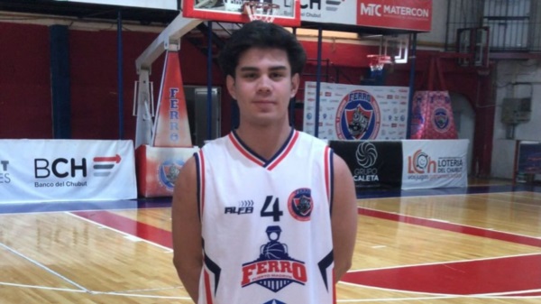 Emanuel Ferreyra posando con la camiseta de Ferro. 