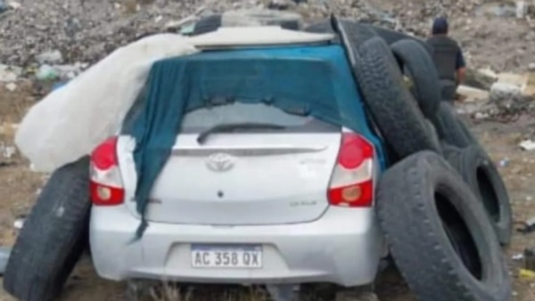 El Toyota Etios tapado por cubierta y con una custodia.