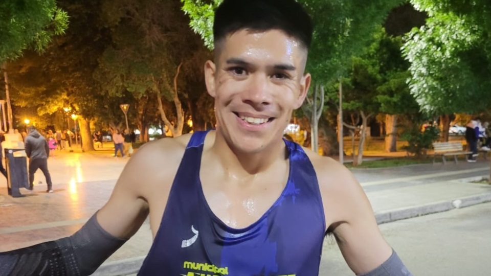 Martín León, atleta de Paso de Indios, pero integrante de la Escuela Awkache de Esquel, ganó la edición pasada, el 1º de diciembre de 2023.