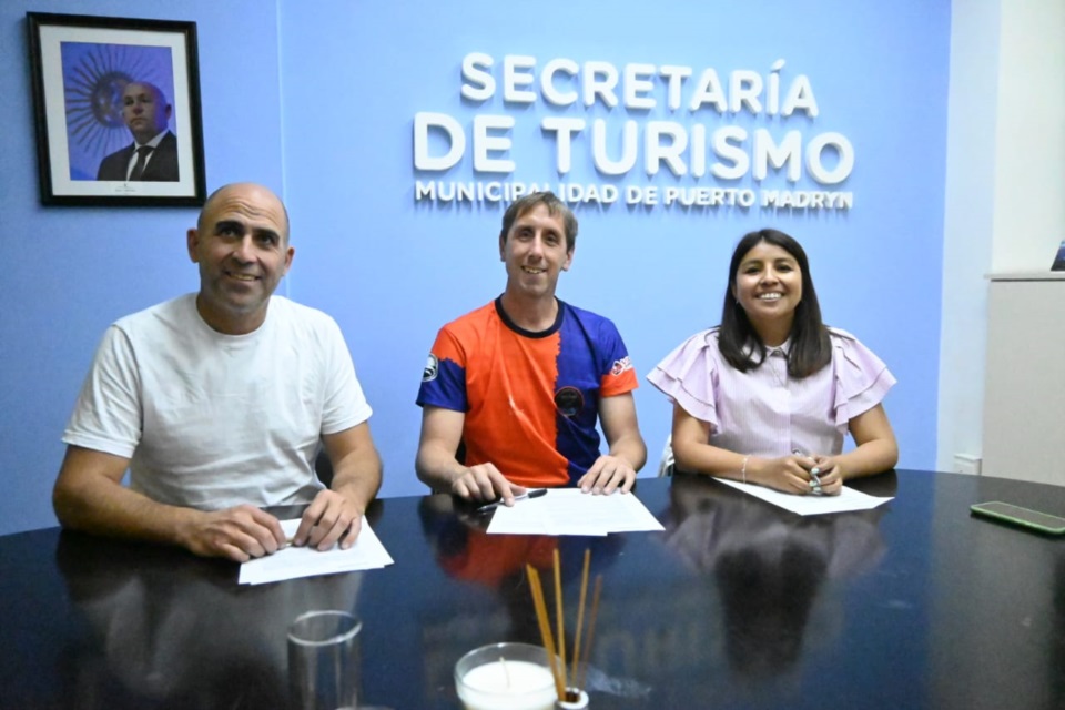 El secretario de Educación, Cultura y Deportes, Diego González y de Turismo, Cecilia Pavia junto a Juan Angeleri, organizador de la Carrera.