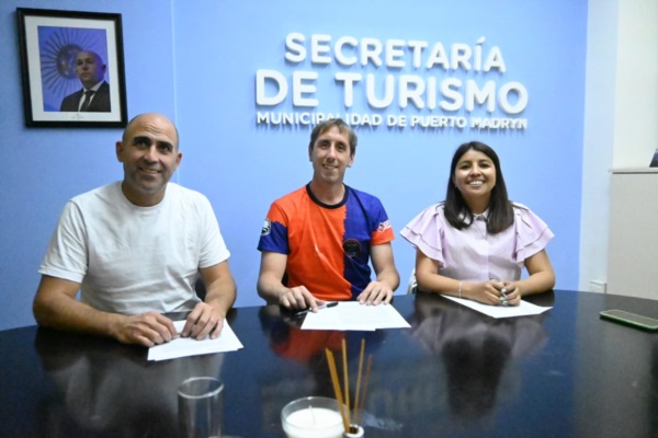 El secretario de Educación, Cultura y Deportes, Diego González y de Turismo, Cecilia Pavia junto a Juan Angeleri, organizador de la Carrera.