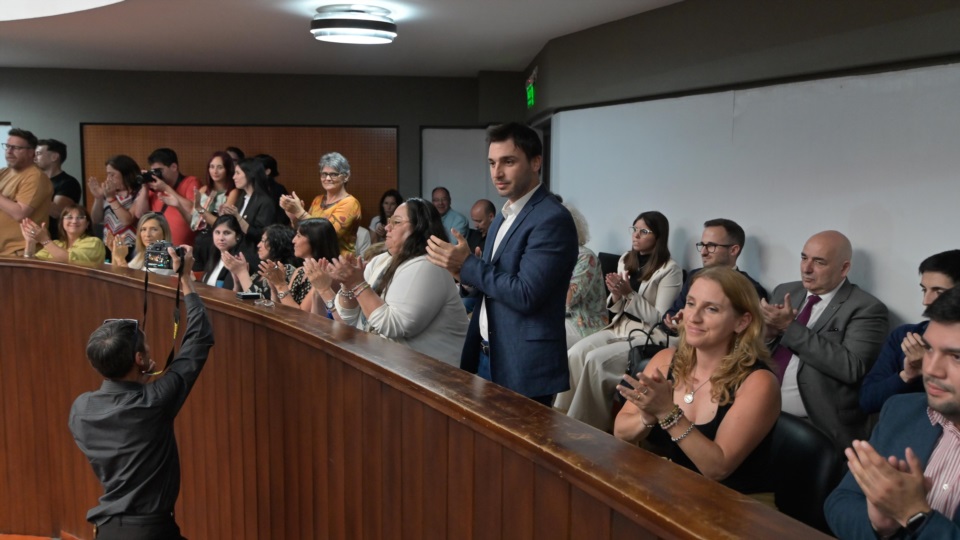 El gobernador en legislatura, aplaudiendo al nuevo Código.