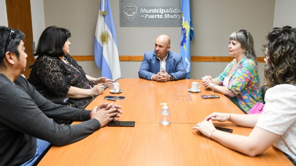 Gustavo Sastre con Sara barrera y Carla Fredes de ATSA.