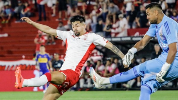 Romero despeja un balón ante la arremetida de un delantero "Quemero".