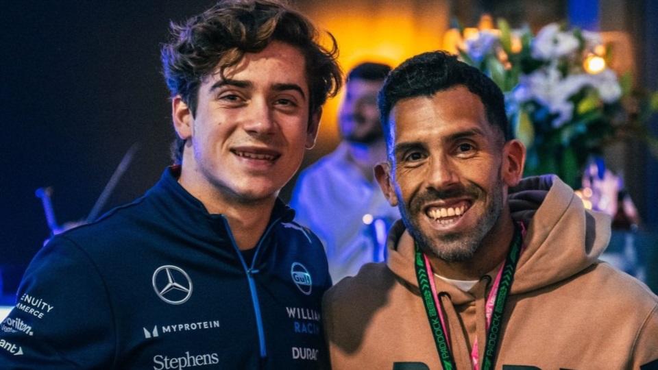 Carlos Tevez visitó a Colapinto en el paddock y le regaló una camiseta de Boca autografiada.