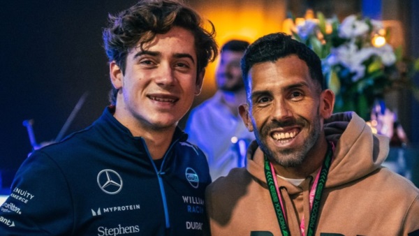 Carlos Tevez visitó a Colapinto en el paddock y le regaló una camiseta de Boca autografiada.