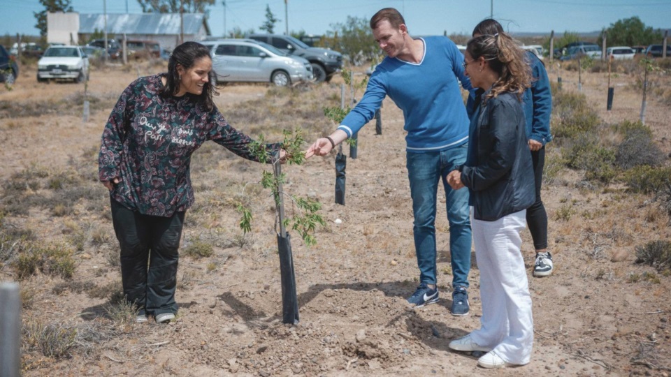 Carel y Vosecky en el emprendimiento de producción de almendras.