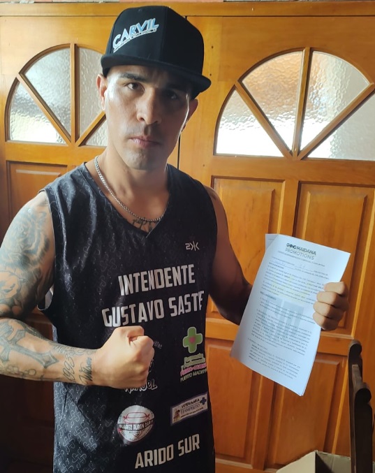El 'Chucaro' Sánchez con el contrato firmado.