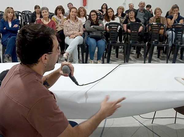 Imanol Subiela Salvo, durante su conferencia en Trelew.