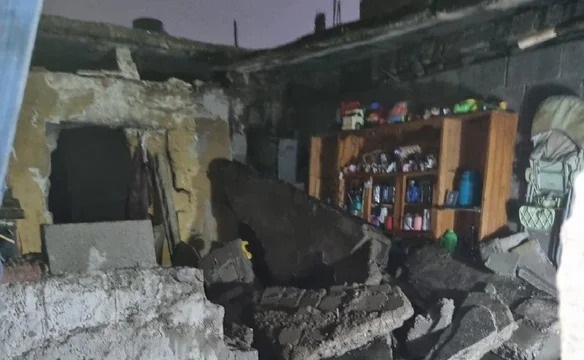 El domicilio presenta un alto riesgo de derrumbe, por lo que Bomberos de la zona realizaron un perímetro de seguridad.