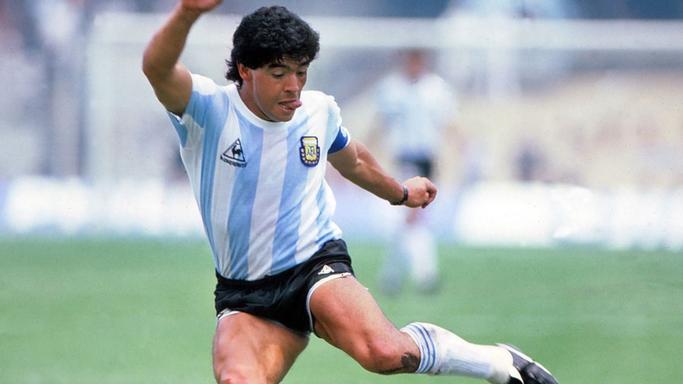 La lengua afuera, la zurda para el enganche. Una postal del crack.