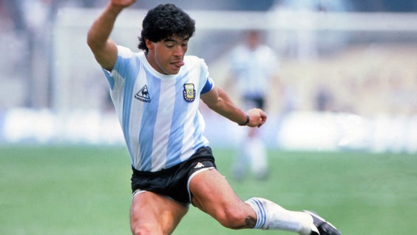 La lengua afuera, la zurda para el enganche. Una postal del crack.